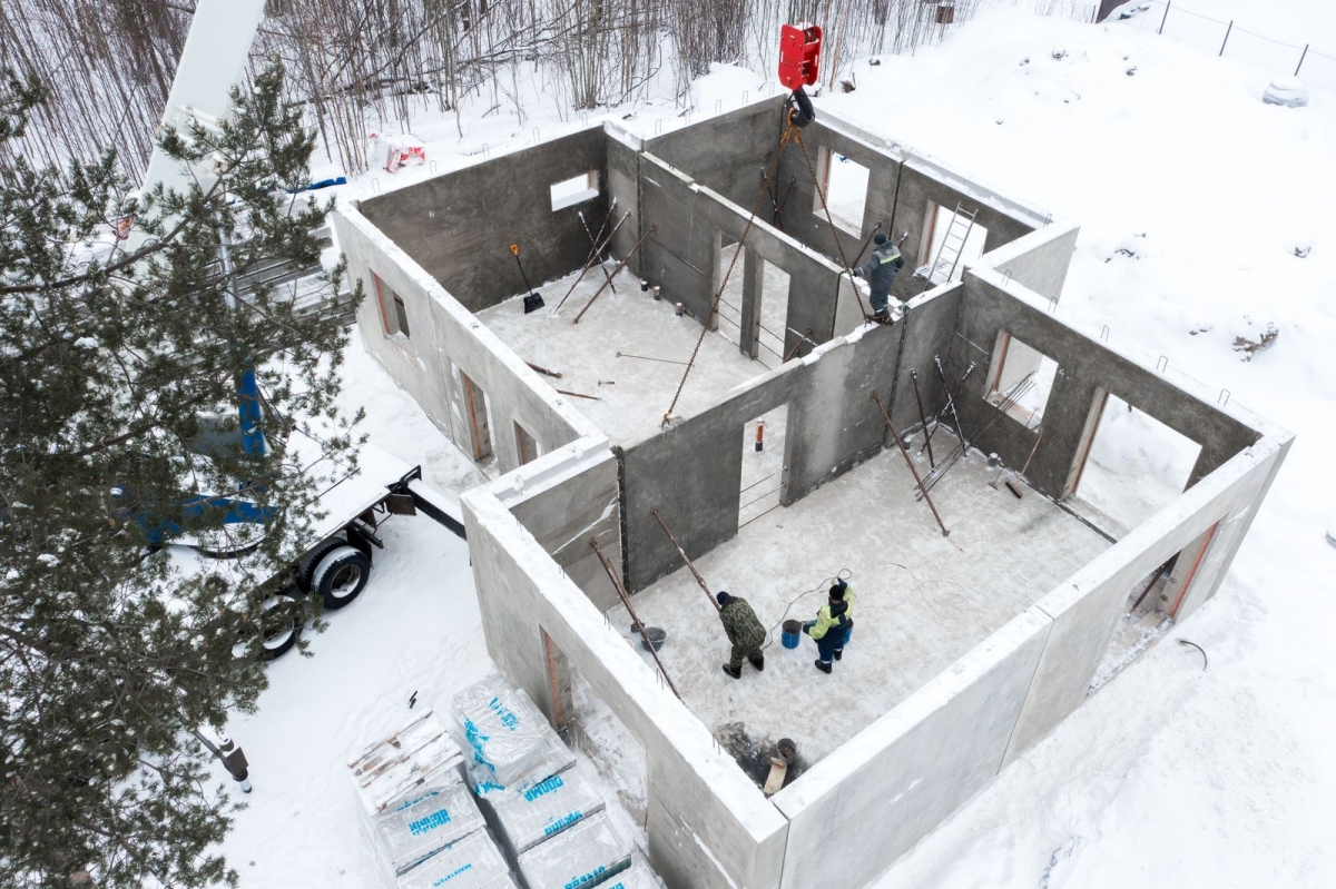 Фото процесса строительства домокомплекта из трехслойных бетонных панелей