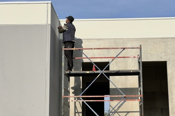 реставрационная подготовка и покраска дома из бетонных панелей