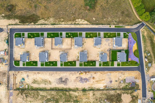 поселок домов из быстровозводимых бетонных панелей