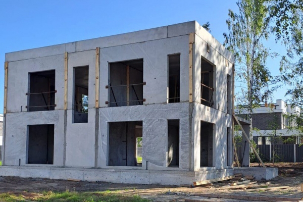 возведение дома из бетонных панелей 